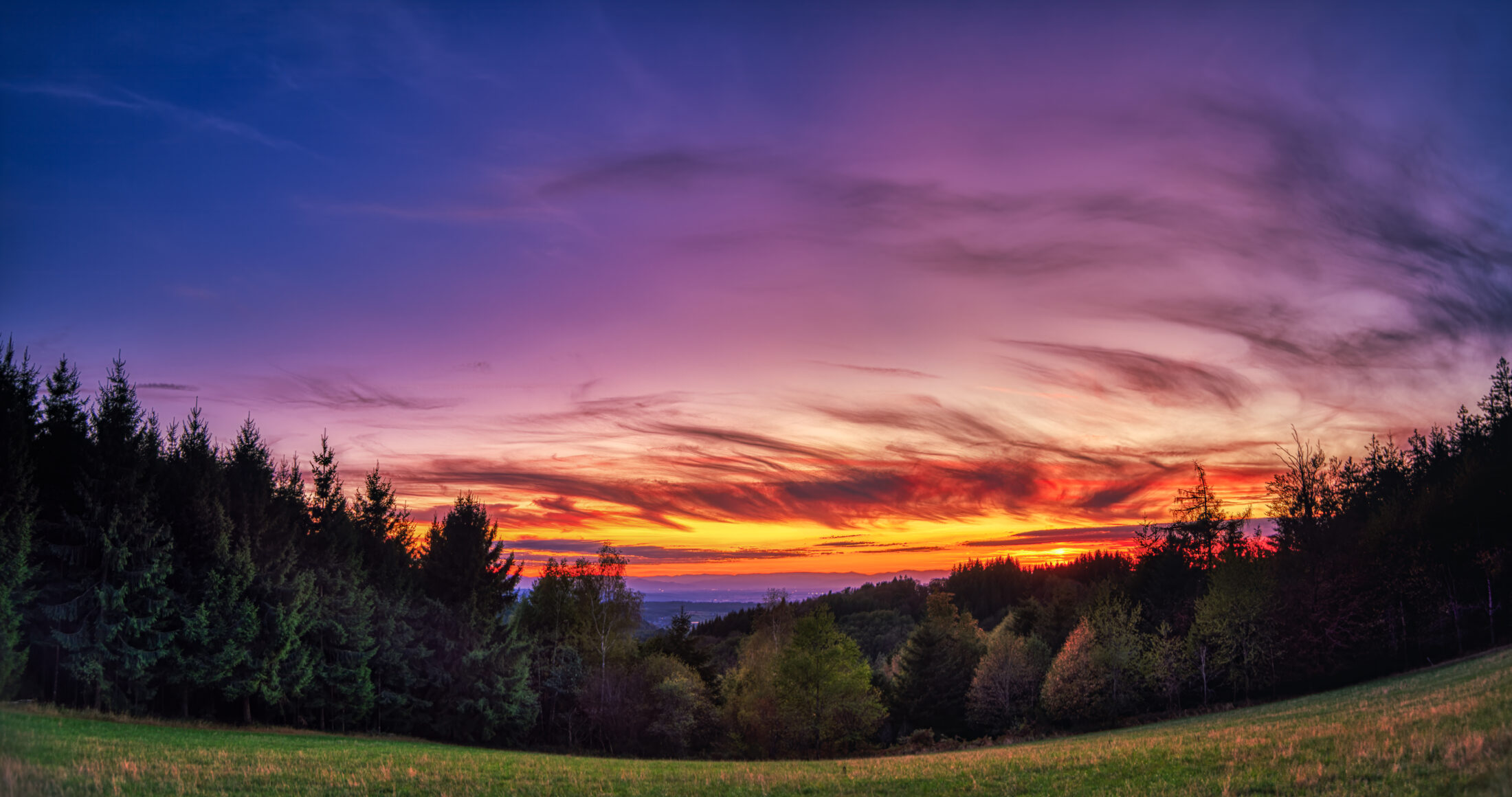 Sonnenuntergang über Schwarzwald und Rheinebene